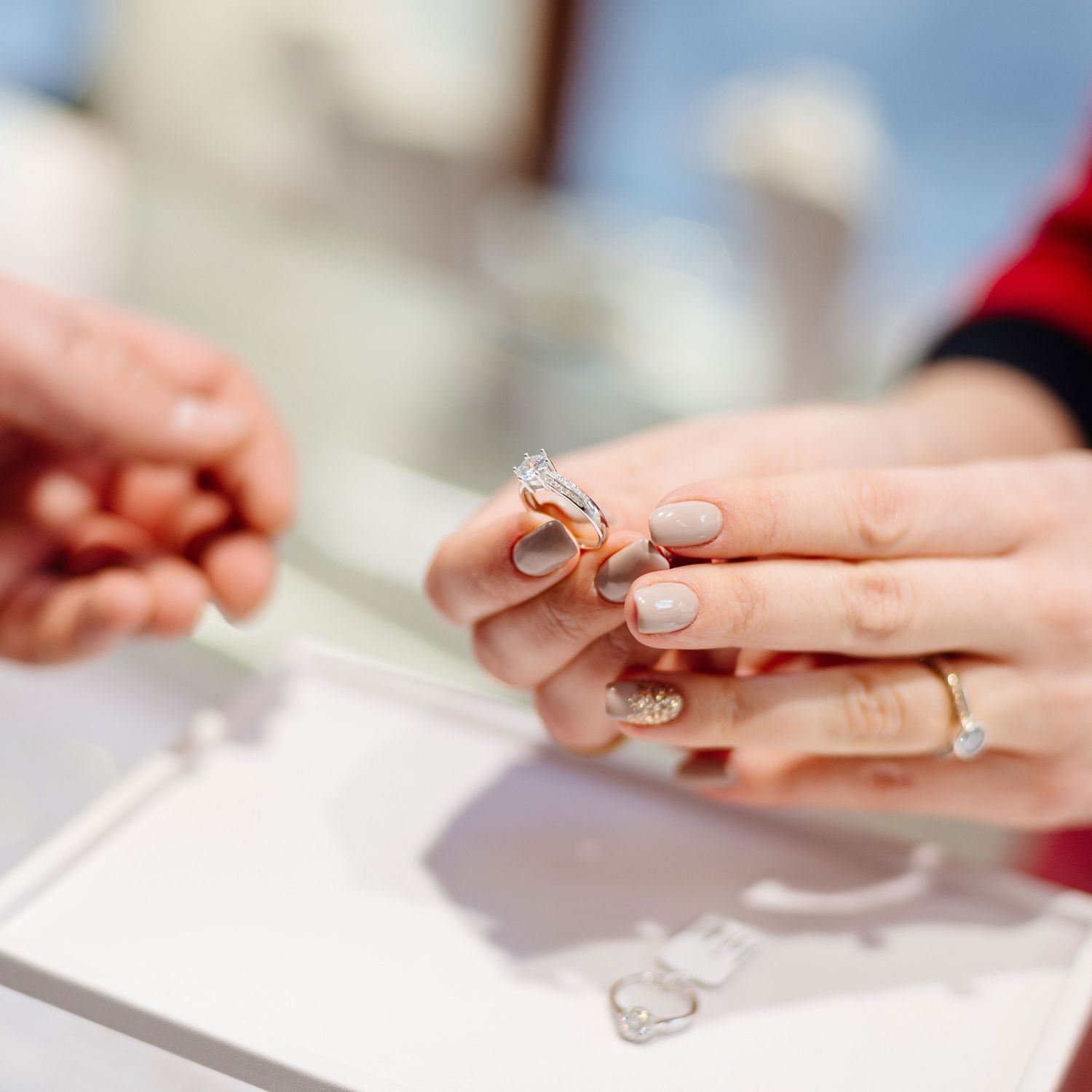 How Do Online Reviews Influence Engagement Ring Purchases?